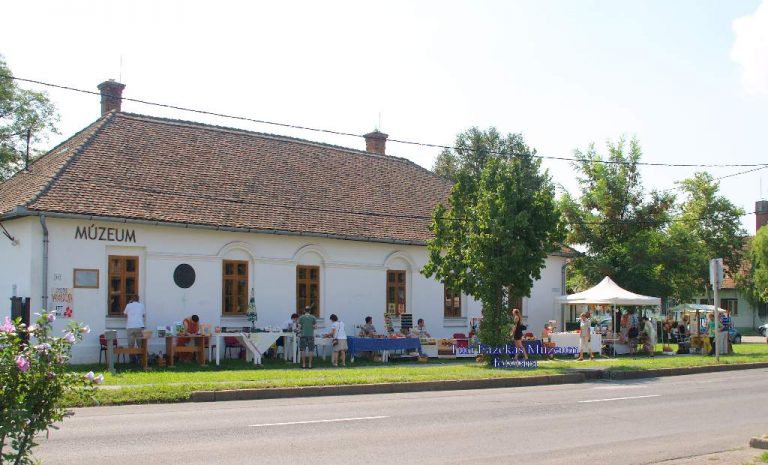 Vásár a múzeum épülete előtt