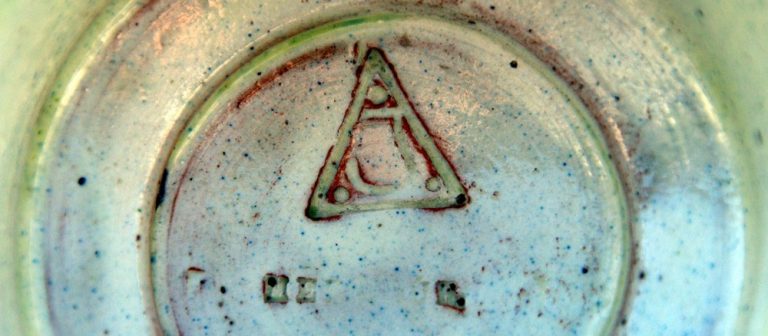 Nyomozzuk e váza készítőjét.